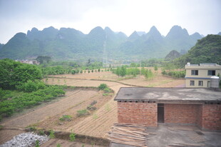 乡村田野与远山景致