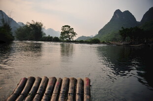 漓江竹筏 山水间的诗意画面