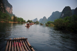 漓江竹筏游 山水入画境