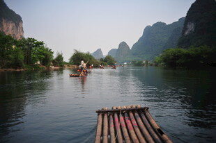 漓江竹筏泛舟山水间