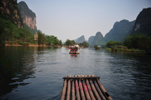 漓江竹筏游 山水入画境