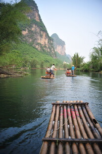 漓江竹筏游 山水入画境