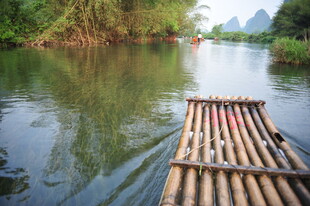 漓江竹筏泛舟美景