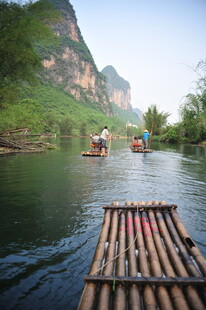 漓江竹筏游 山水入画境