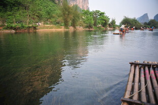 江上竹筏 静美山水风光