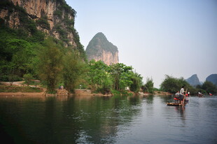 漓江山水间的悠然竹筏行