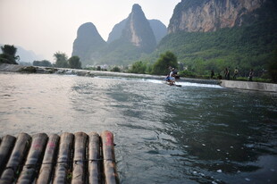 漓江山水间的竹筏漂流