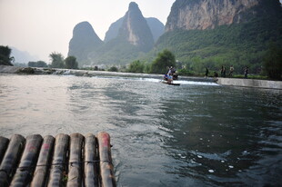 漓江竹筏游 山水入画境