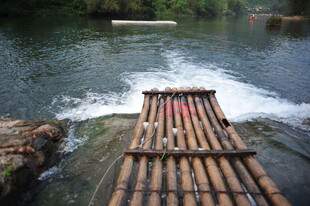 竹筏漂流于碧波之上