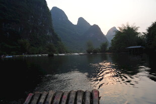 漓江山水间的静谧竹筏