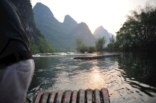 漓江竹筏游 赏山水美景