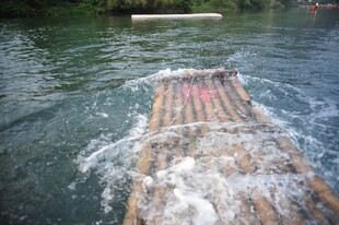 竹筏漂流于碧波之上