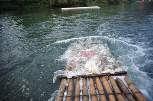 竹筏漂流于碧波之上