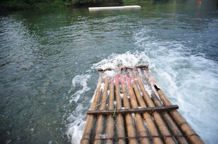 竹筏漂流于碧波之上