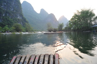 漓江竹筏山水美景