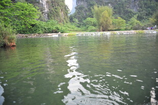 宁静山水间的秀丽湖泊