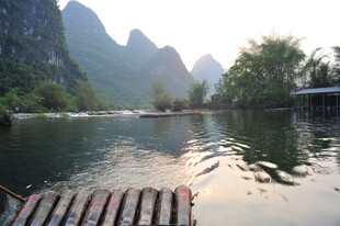 漓江竹筏山水美景