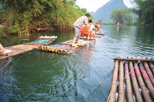 漓江竹筏上的悠然时光