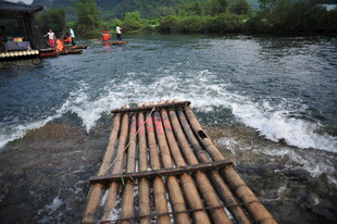 竹筏漂流于山水之间