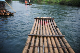 竹筏漂流于青山绿水间