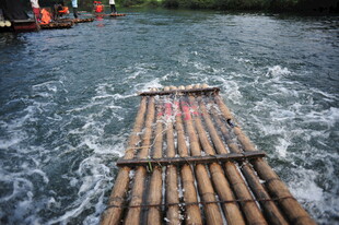 竹筏漂流于碧波之上
