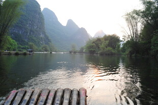 漓江山水竹筏静谧美景