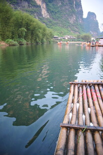 漓江竹筏游 山水入画境