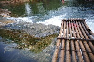 竹筏漂流于山水间