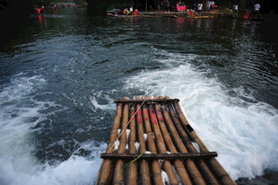 竹筏在水中破浪前行