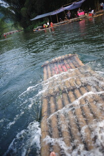 竹筏漂流于碧波之上