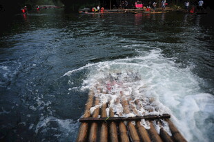 竹筏漂流于碧波之上