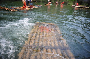 竹筏漂流 众人畅享水上乐趣