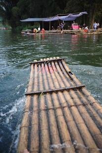 竹筏漂流于青山绿水间