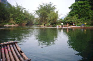 宁静河上的竹筏风光