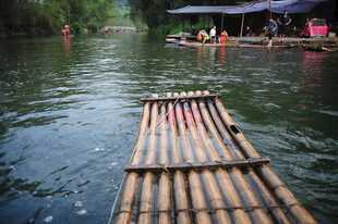竹筏漂流于碧波之上