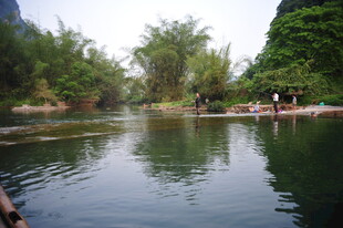 宁静河畔自然风光