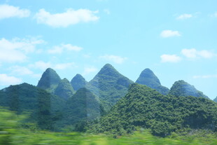 秀丽山峦绿意盎然