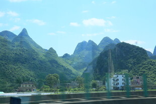 秀丽山水间的江畔景致