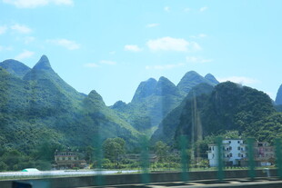 秀丽山水间的宁静村落