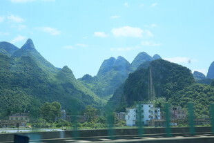 秀丽山水间的城镇风光