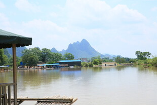 河畔美景 远山近水小亭