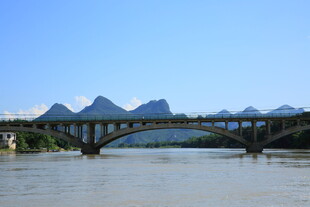 江上桥梁与远山美景