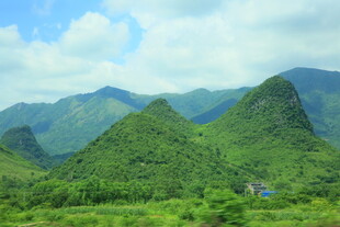 青山绿野间的秀丽风光