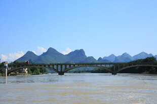 漓江山水间的桥梁美景