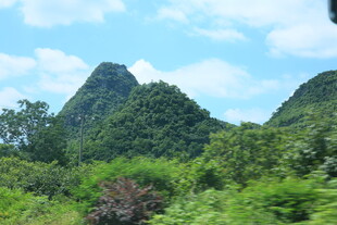 青山绿野间的秀丽风光