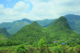 青山绿野间的秀丽风光
