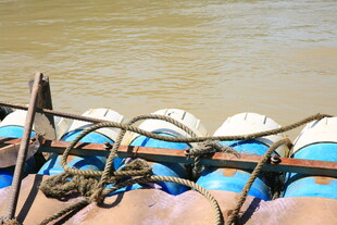 河边停靠的多彩充气船只