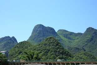 青山巍峨 自然风光秀丽