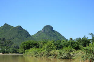 青山绿水间的秀丽风光