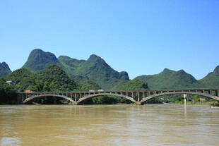 桂林山水间的古朴石桥